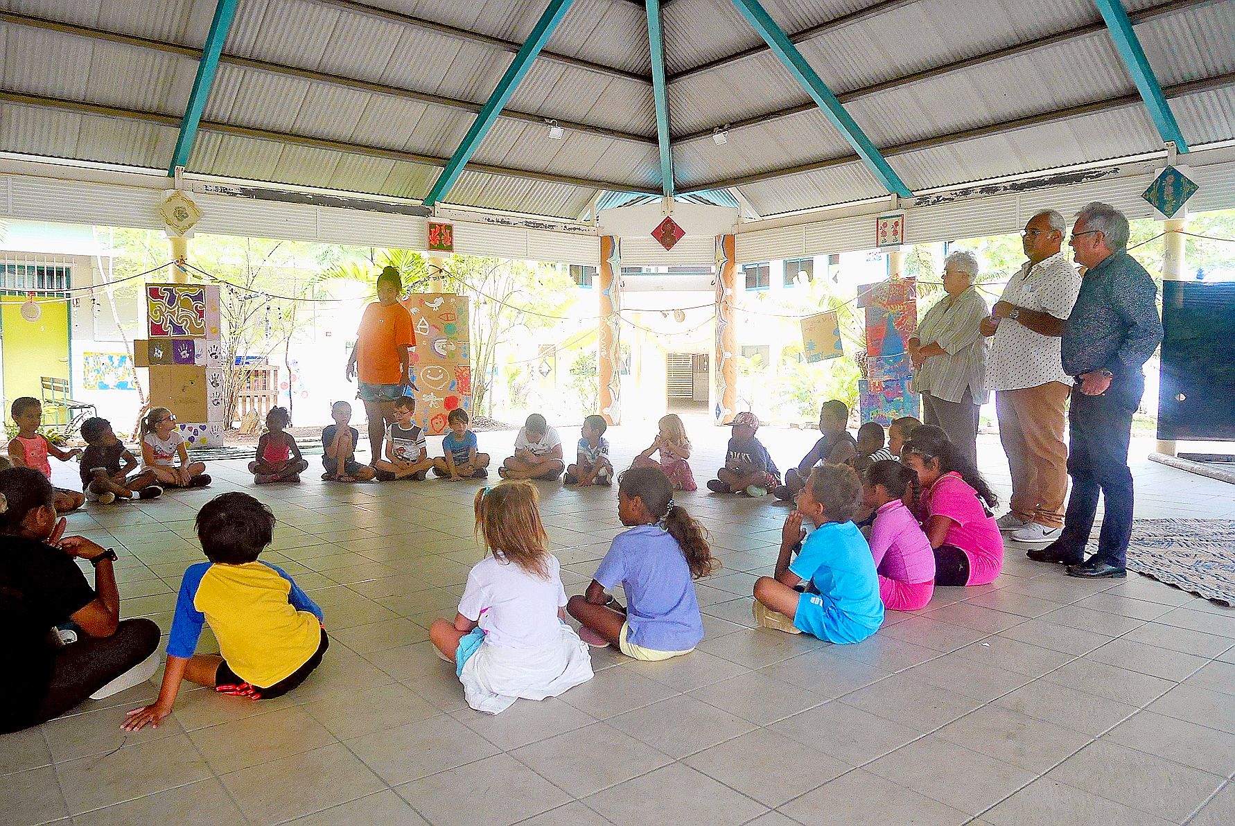 Hier matin, le centre de l’école Louise-De-Greslan, à Koutio, a reçu Georges Naturel, le maire,  et Sylviane Swertvaegher, présidente de l’Acaf. Ils ont assisté au jeu du chef d’orchestre. Les enfants se placent en cercle et décident qui sera le chef d’or