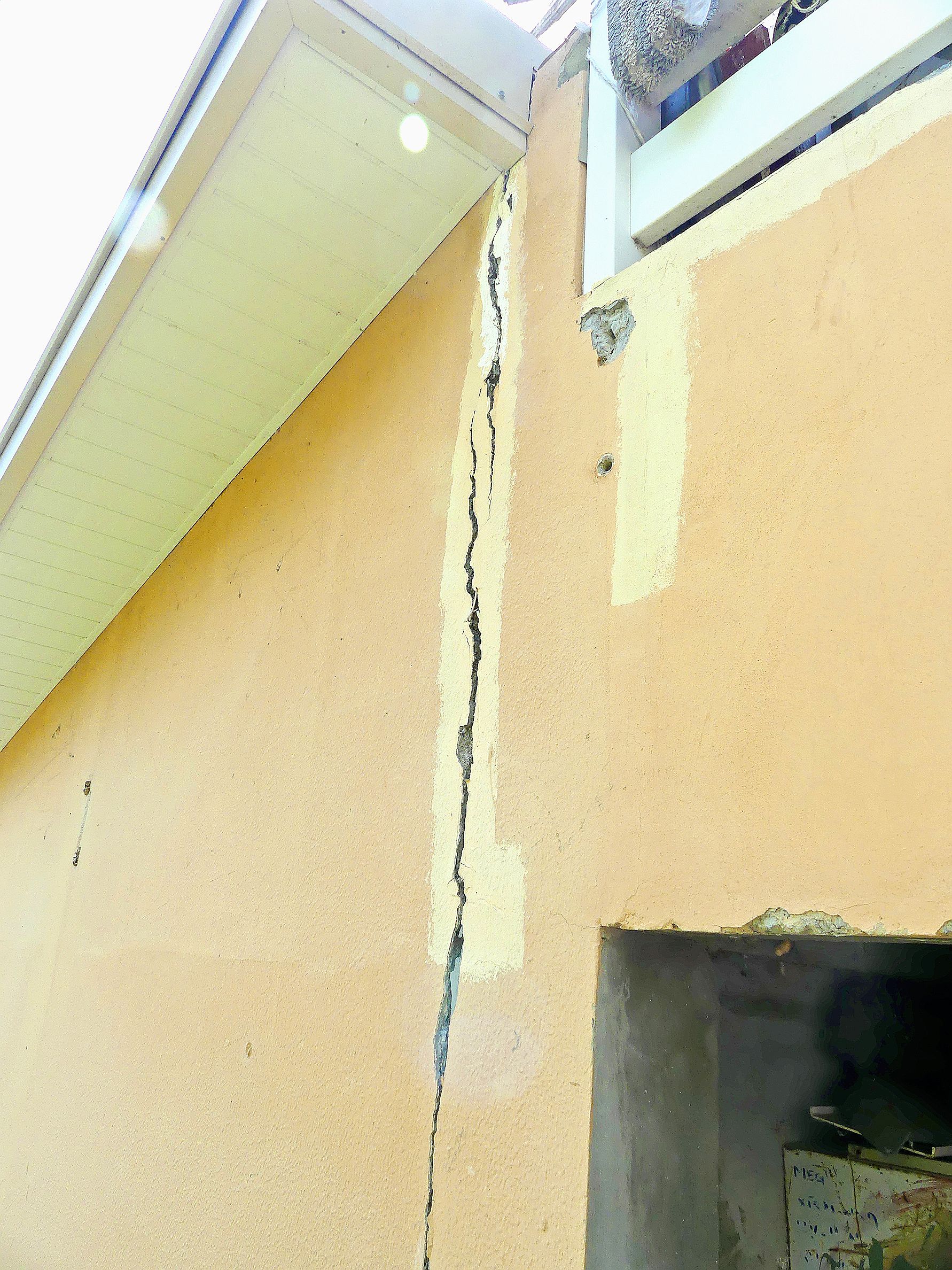 Une grande balafre est visible sur le mur d’une des maisons. Elle descend du toit jusqu’en bas.