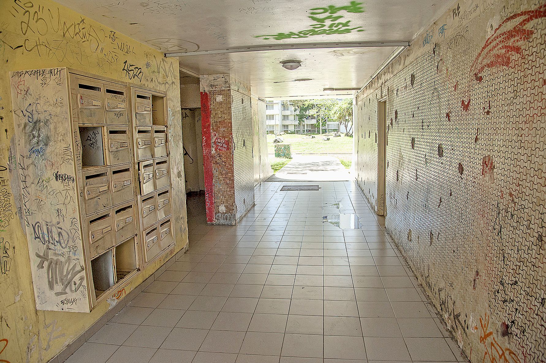 Autre incivilité : les tags. Dans les halls et les couloirs  des bâtiments, ils envahissent les murs. 