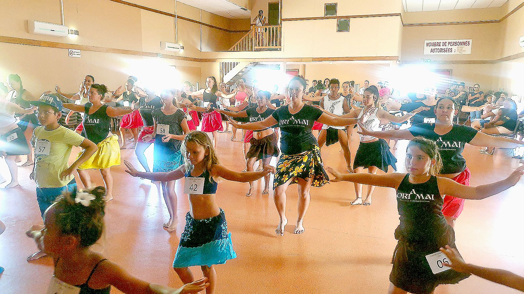 L’échauffement a duré près d’une demi-heure et aura permis aux danseurs de pouvoir tenir sans douleur, jusqu’au bout  des trois heures de Ori Tahiti, même pour les enfants.