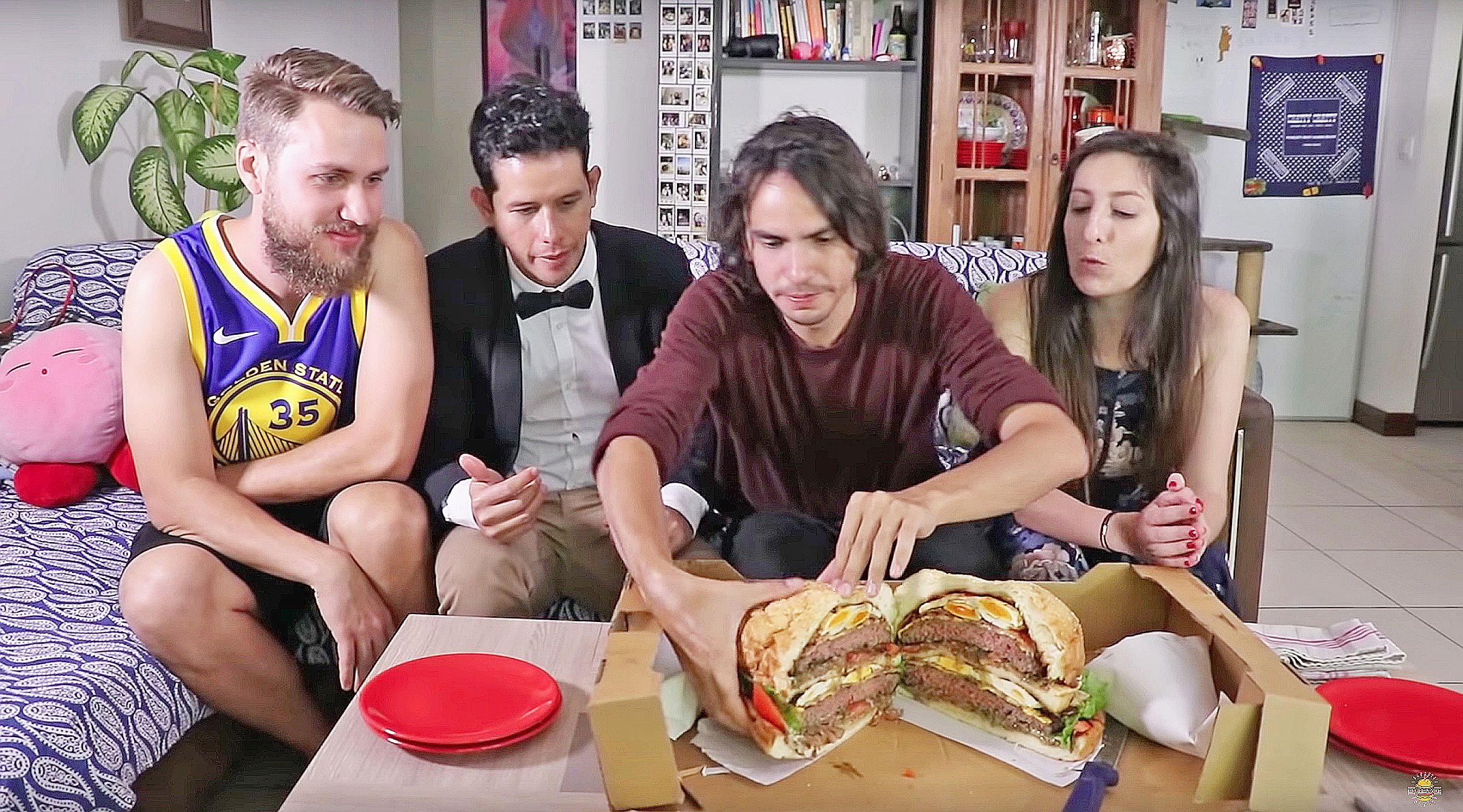 La vidéo, dans laquelle ils mangent le plus gros burger de Calédonie (3 kg), fait plus de 3 500 vues sur YouTube.Photo DR