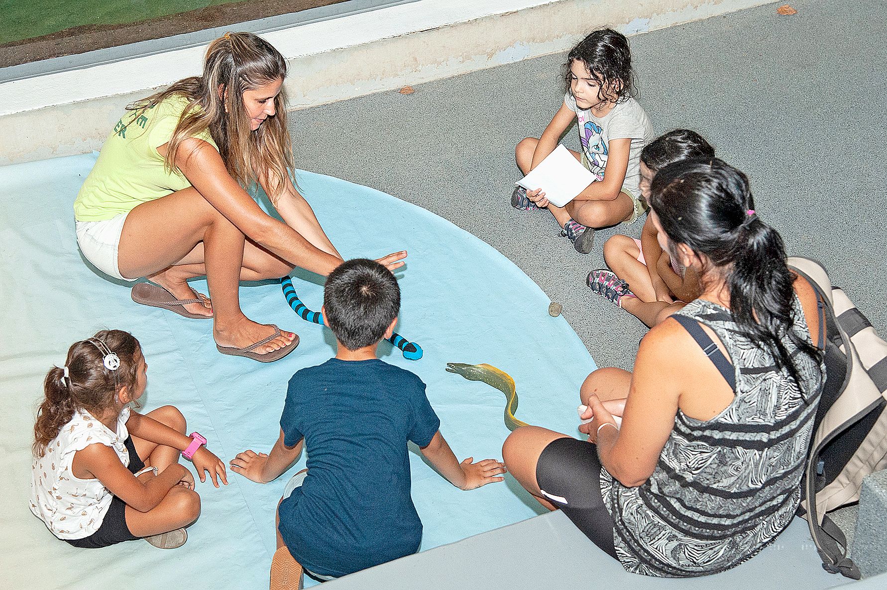 À l’extérieur, l’animatrice a présenté des marionnettes en forme de serpents tricots rayés pour le plus grand plaisir des enfants. 