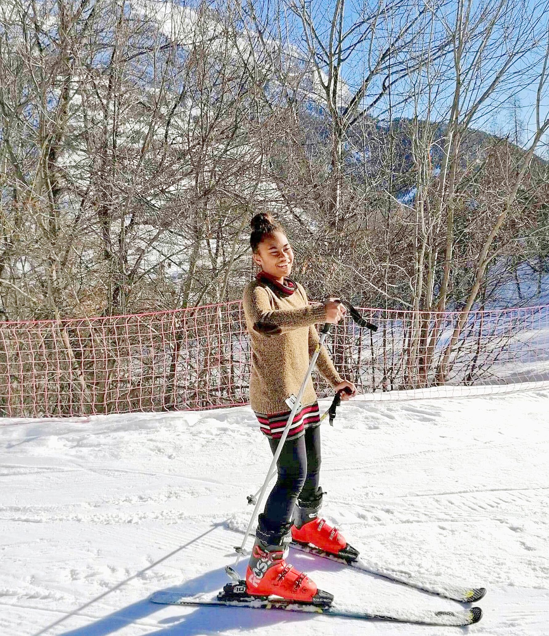 La jeune fille a pu s’essayer au ski pour la première fois. Photo DR