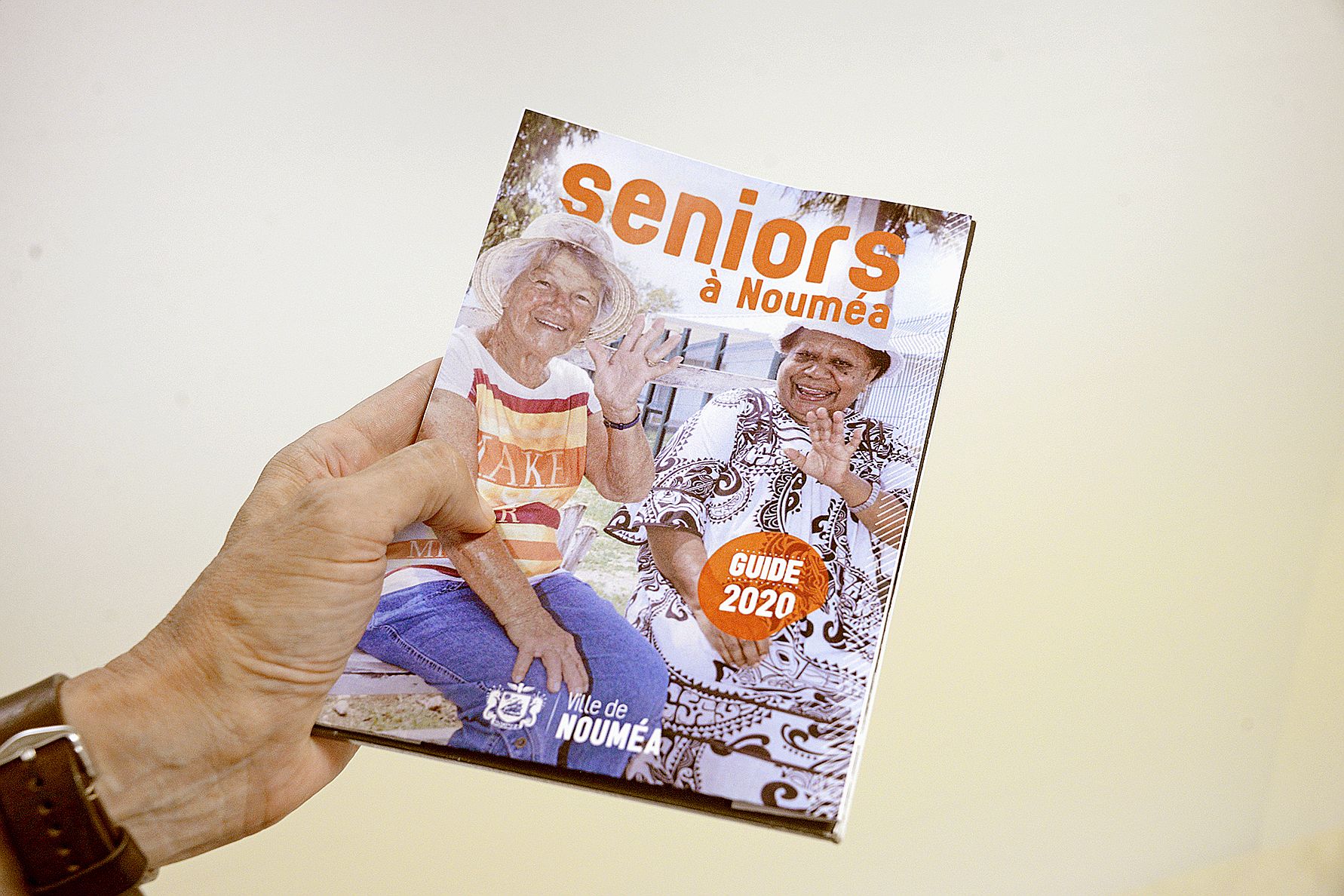 Le guide pour les seniors est disponible en ligne ou version papier, au CCAS, ou dans les différentes associations partenaires. Photo T.P.