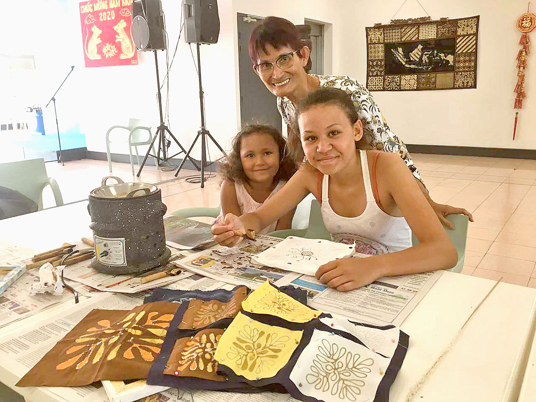 Réaliser un batik demande beaucoup de patience. Myriam Gargne de l’Association indonésienne a montré les bases  à des élèves de passage.Photo S.B