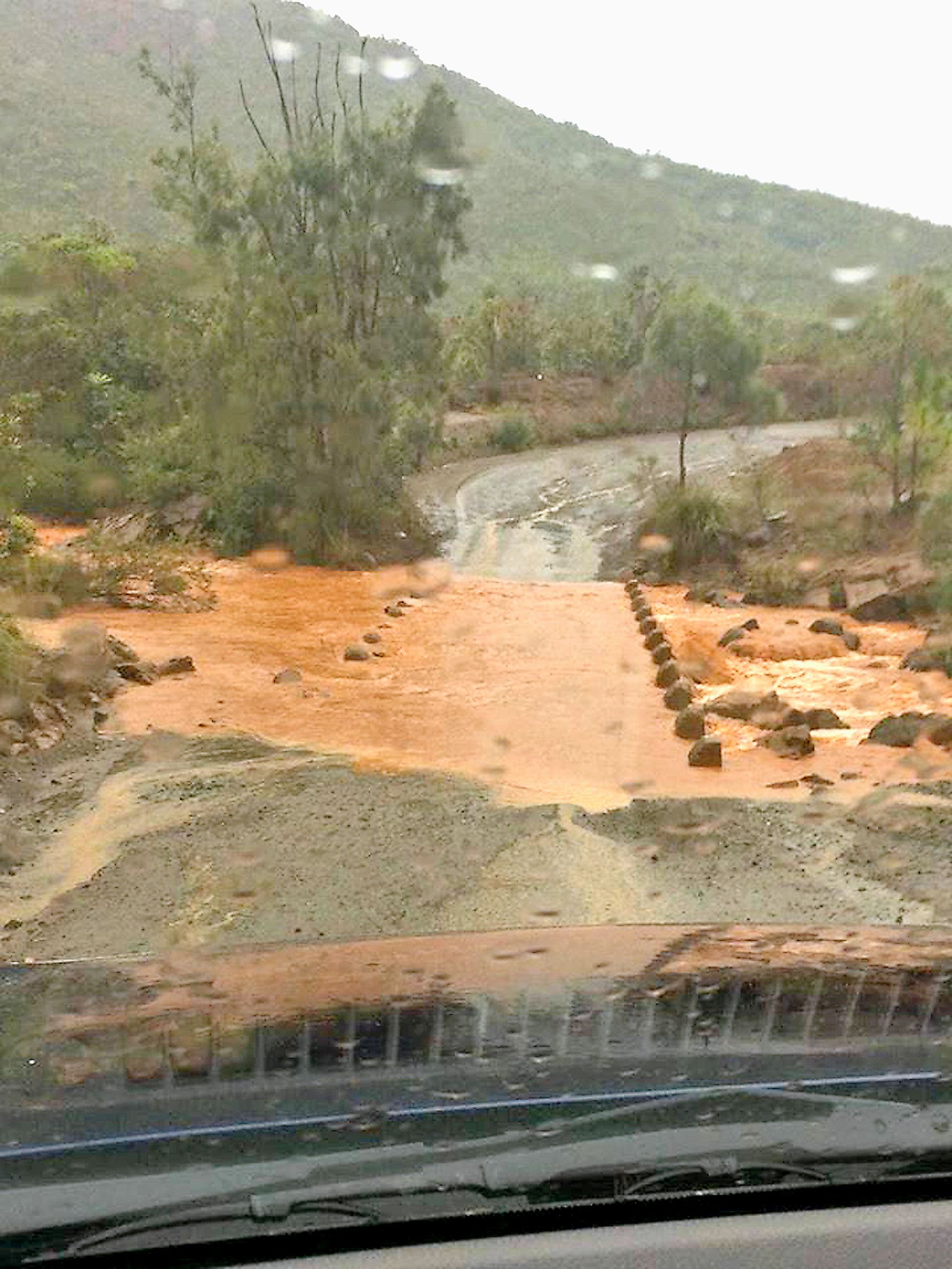 Même constat pour la rivière des Pirogues : un radier noyé sous plusieurs centimètres d’eau. Photo Gendarmerie