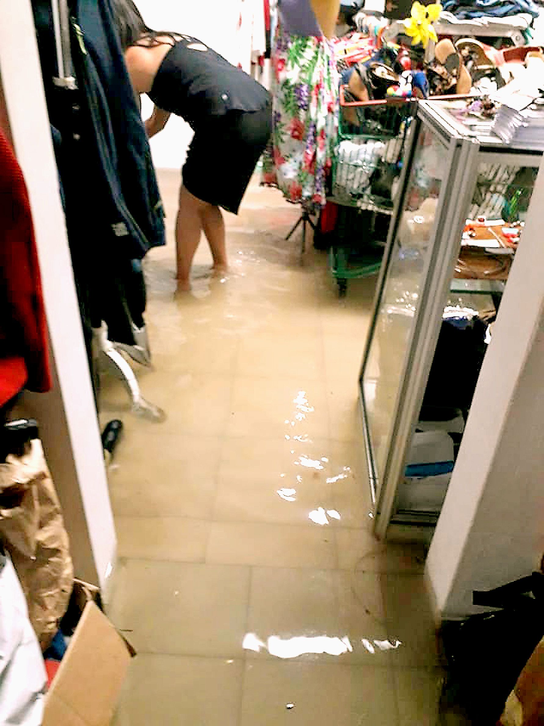 Les dégâts sont importants dans la Funky fripe, située rue Jean-Jaurès, où l’eau est montée jusqu’à 30 cm dans le magasin. Photo DR