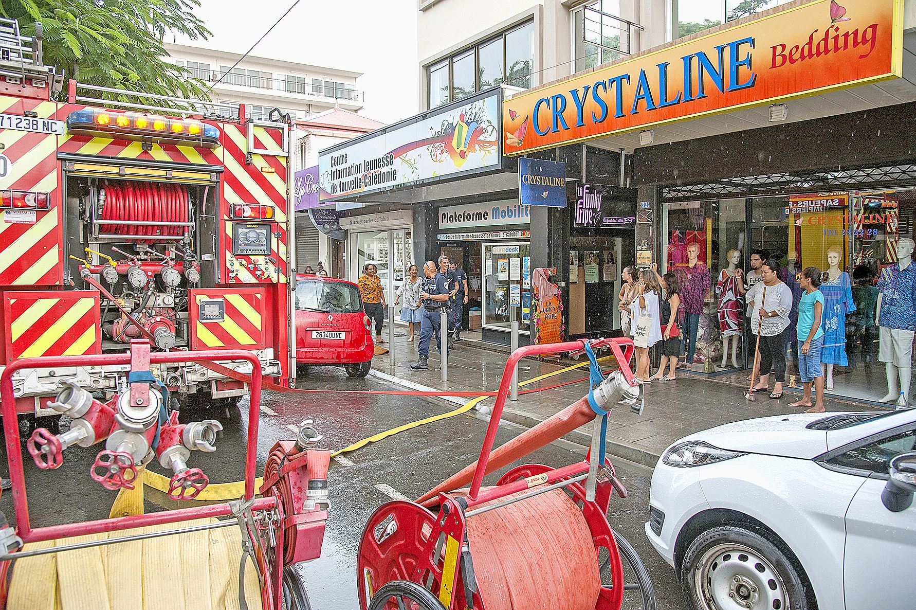 En fin d’après-midi, les pompiers de la commune ont utilisé leurs camions pour pomper l’eau. Photo C.T.