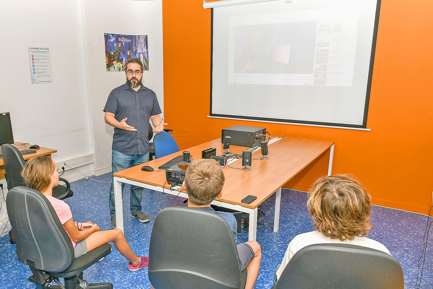 À la médiathèque de Rivière-Salée, les plus jeunes ont pu apprendre à créer leur chaîne Youtube ainsi que les diverses manières de percer sur le média. Photo N.V