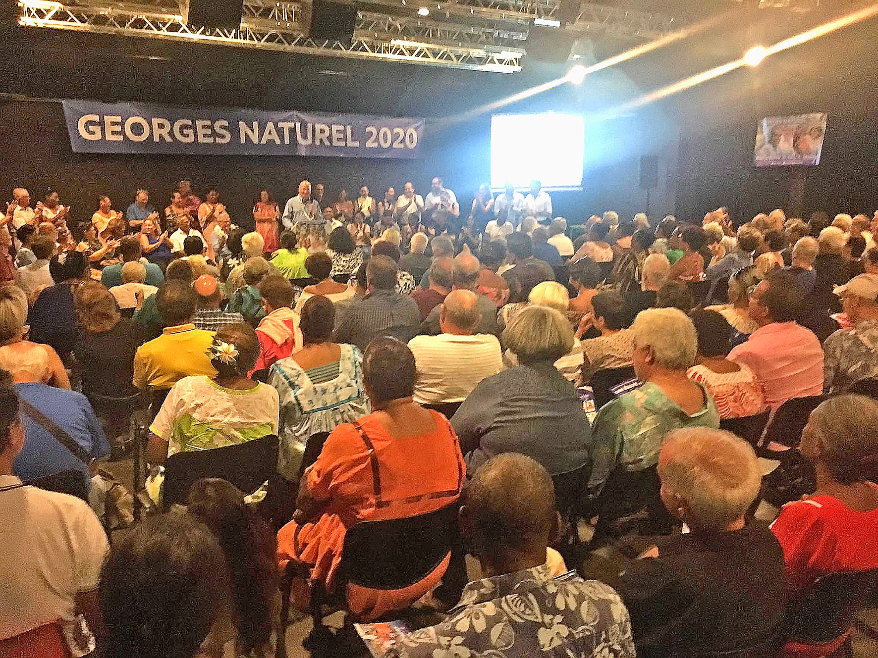 .La halle des sports était comble, hier soir, pour le meeting de clôture d’Eddie Lecourieux. Des centaines de soutiens au candidat de la liste Vivre au Mont-Dore ont fait le déplacement. Le sénateur Pierre Frogier était présent sur scène pour vanter les c