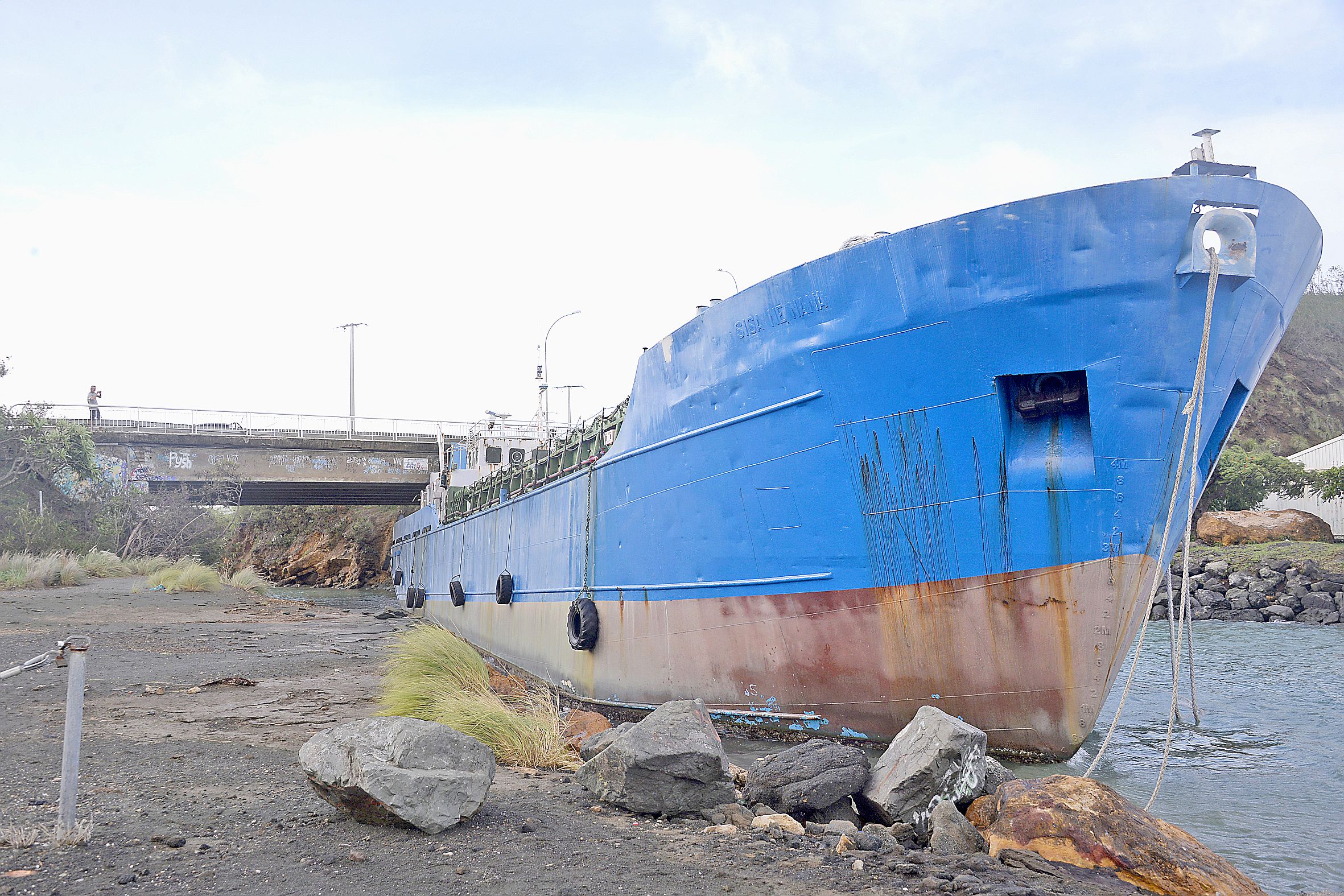 Le bateau responsable du choc a été évacué de la zone.  Photo Thierry Perron