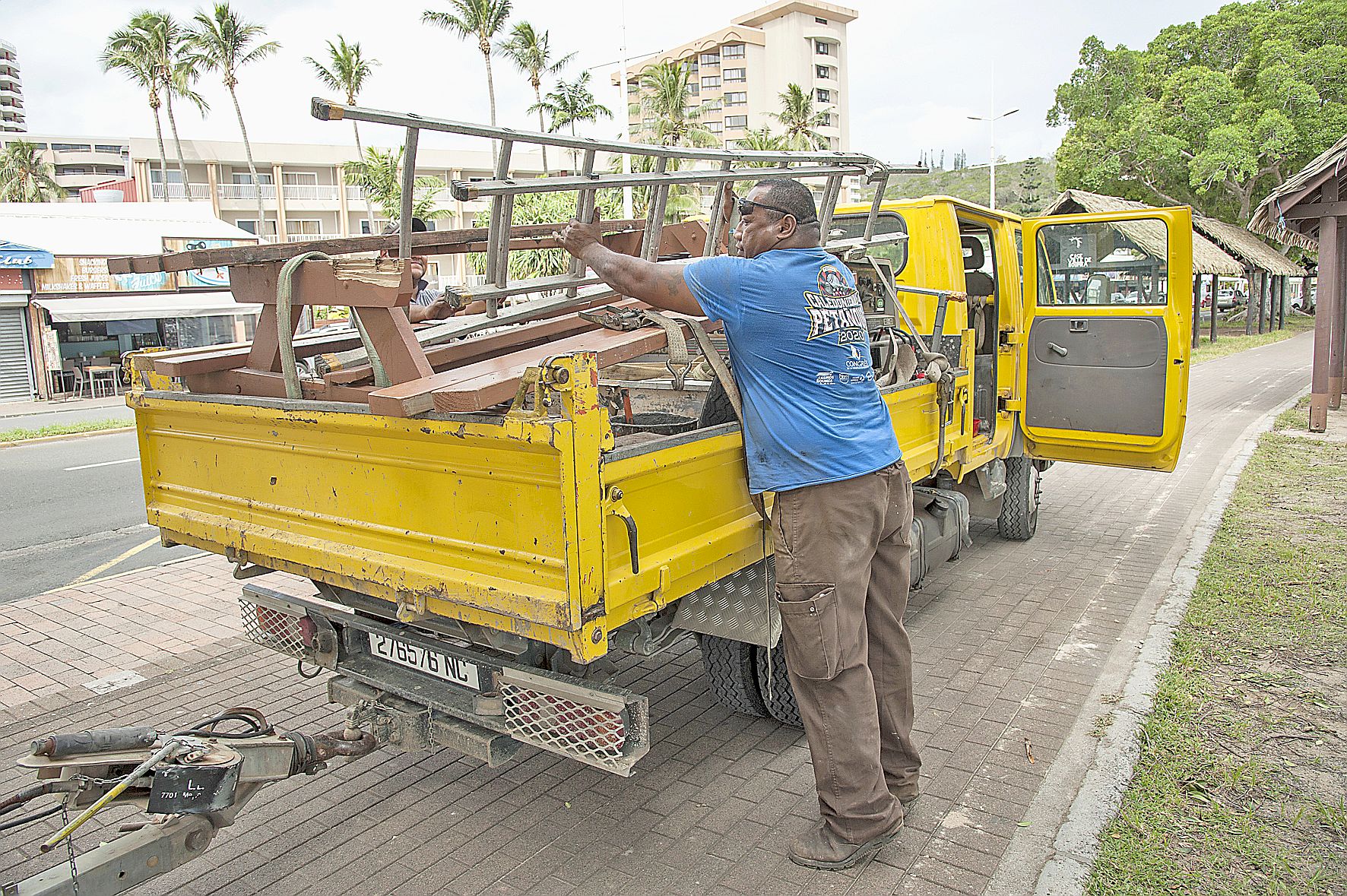 Outre les arbres, le mobilier urbain a aussi été touché. Hier, les services techniques ont dû retirer une table et des bancs mis à mal par l’érosion.