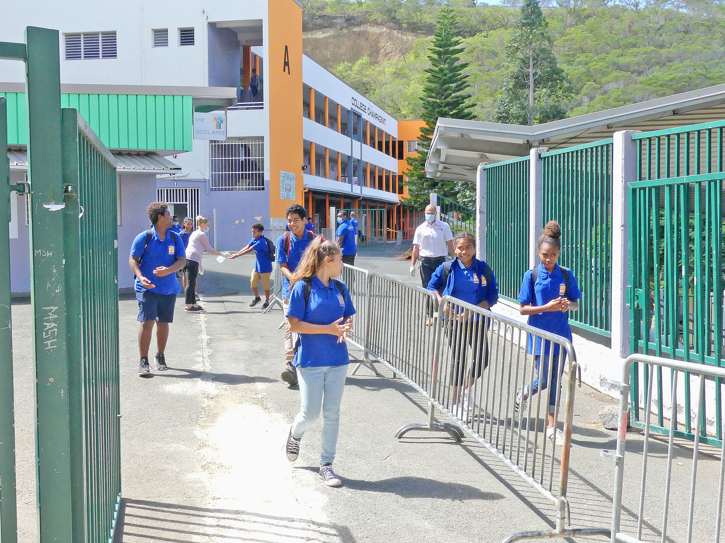 Masques et gel hydroalcoolique font maintenant partie du quotidien des élèves du collège Champagnat à la Vallée-des-Colons. Photo S.B