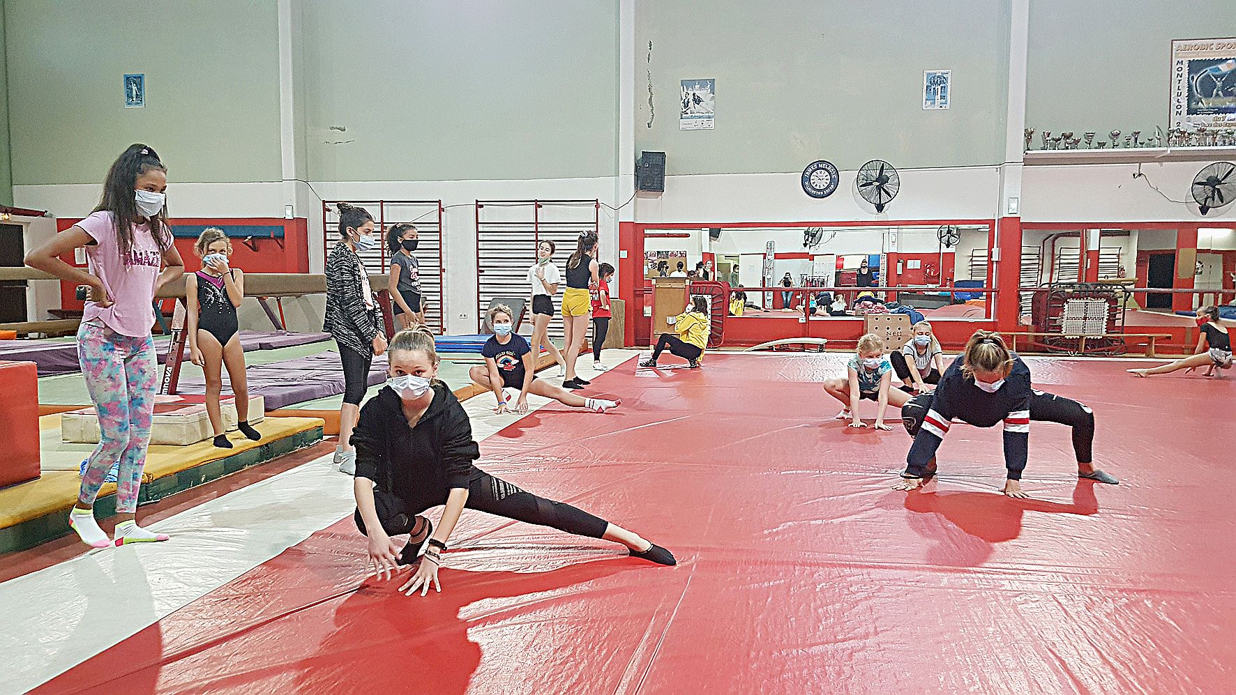 A la Néocalédonienne de gym, salle Marius-Jocteur au Quartier-Latin, les mesures prises sont rigoureuses. Chaque gymnaste doit venir avec son sac muni de chaussettes, d’un gel désinfectant, d’une serviette, et porter un masque. « C’est du jamais vu, gliss