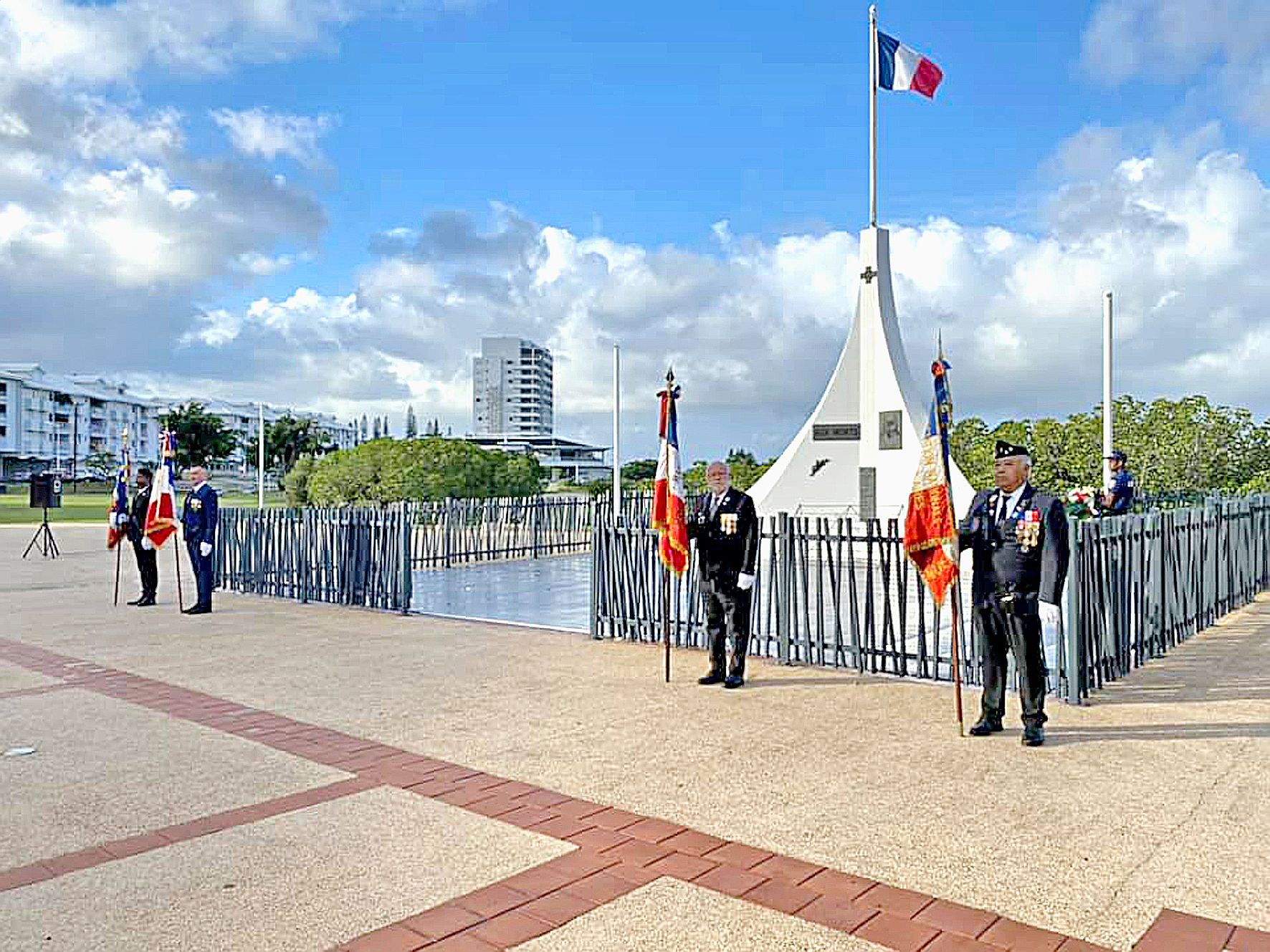 Même procédure sur la place des Accords de Boulari, au Mont-Dore. Aucun public accepté. Seuls les conseillers municipaux ont commémoré dans la forme la victoire des Alliés. Photo ville du Mont-Dore