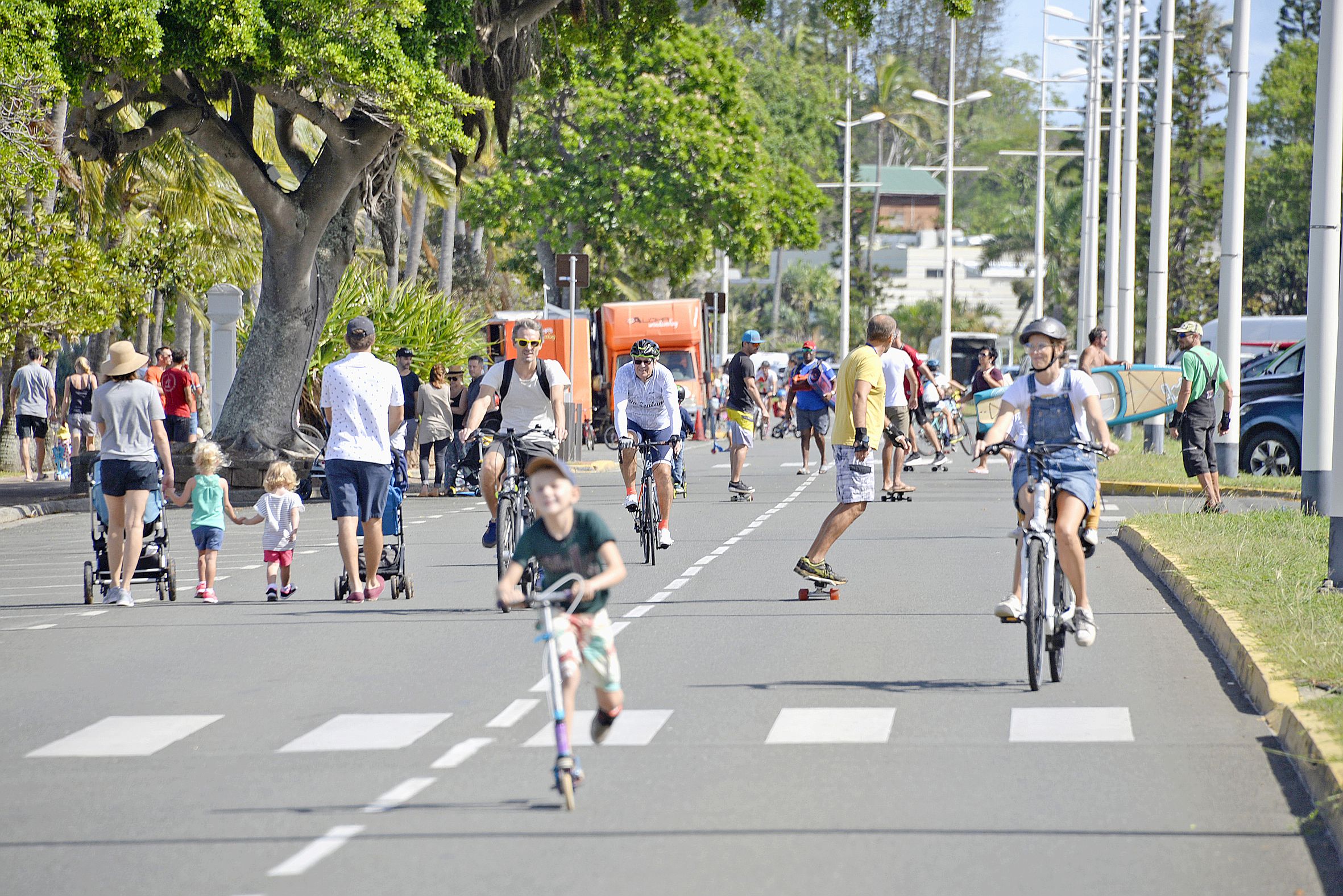 Anse-Vata. Après le premier Dimanches en mode doux place des Cocotiers il y a deux semaines, la manifestation s’est tenue sur les baies hier sous un grand soleil. Les Nouméens ont pris d’assaut la voie entre l’Aquarium et le rond-point de la route de l’An