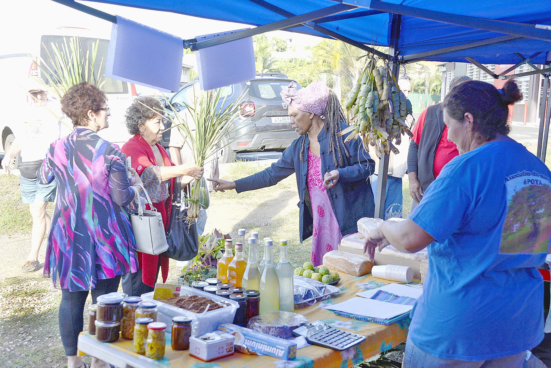 Magenta. L’association du marché de Poya a elle aussi relancé ses rendez-vous à côté du Carrefour Market, samedi matin. Miel, sirop, confitures, légumes, tarots et ignames, crabes, poissons, saucissons, mais aussi de l’artisanat étaient proposés à la vent