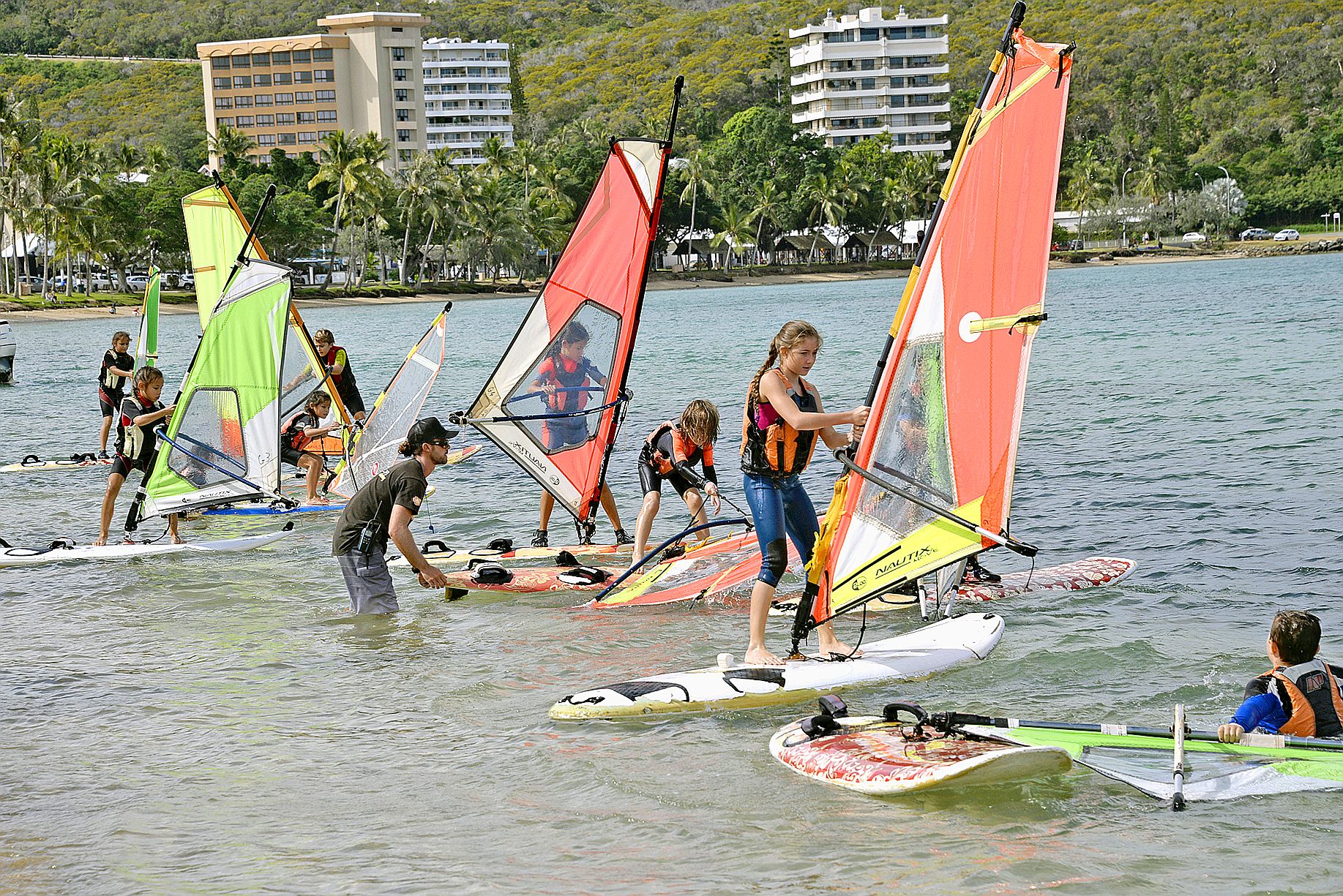 Aloha Windsurfing propose des stages de vacances sur les planches à voile à l’Anse-Vata. Du lundi au vendredi, le matin pour les débutants et l’après-midi pour les cours avancés.