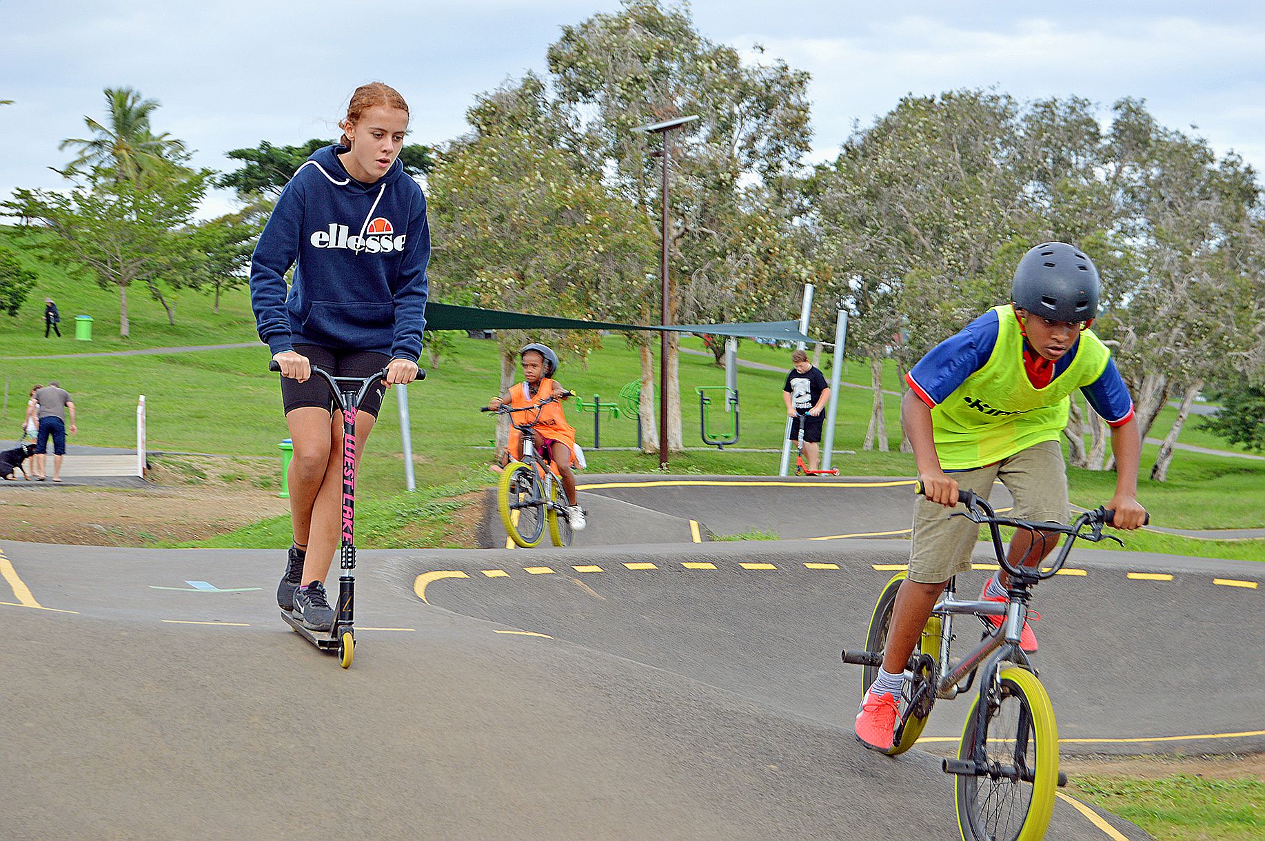 Sur leurs vélos, trottinettes ou skates, ils parcourent la piste de pumptrack qui fait face au Big up spot. Pendant les vacances scolaires, l’endroit attire une foule de jeunes venus s’initier aux sports de glisse.