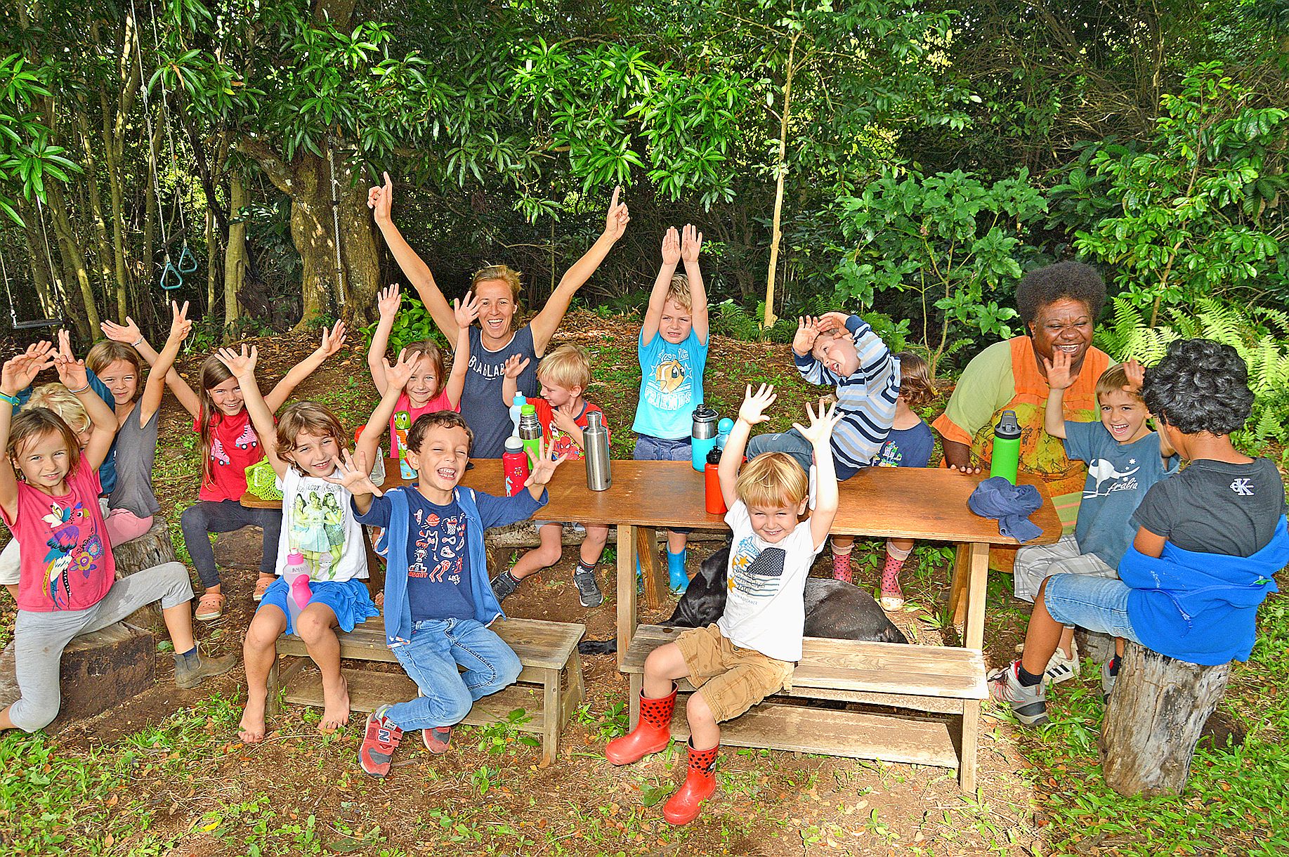 À Dumbéa rivière, l’Oasis des possibles reçoit une douzaine d’enfants.  Au programme, la découverte des plantes magiques qui nous entourent.