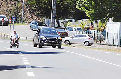 Quand il n'a pas le choix, Sosefo Sionepoe emprunte la route territoriale, entre chez lui et la poste ou le magasin. Les automobilistes sont souvent surpris.