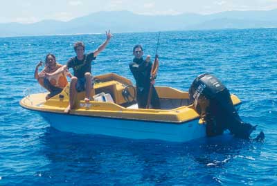 La rencontre avec le requin blanc à proximité de la fausse passe de Dumbéa aura laissé des souvenirs impérissables et quelques traces sur le Zodiac…