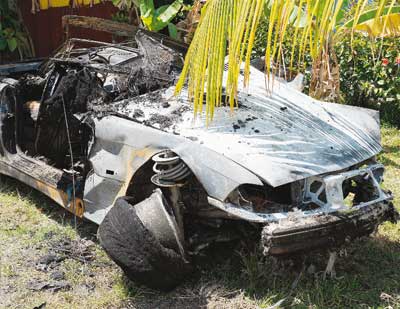 La carcasse brûlée de la voiture témoigne de la violence de l'accident qui s'est produit, dimanche matin, en face de la station Mobil du Faubourg-Blanchot.