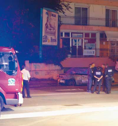 La carcasse brûlée de la voiture témoigne de la violence de l'accident qui s'est produit, dimanche matin, en face de la station Mobil du Faubourg-Blanchot.