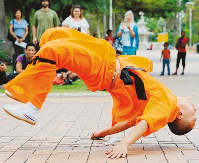 Les moines de Shaolin, qui ont donné un aperçu de leurs talents mercredi à la place des Cocotiers, vont livrer deux représentations, ce soir et demain, à la salle omnisports de l'Anse-Vata.