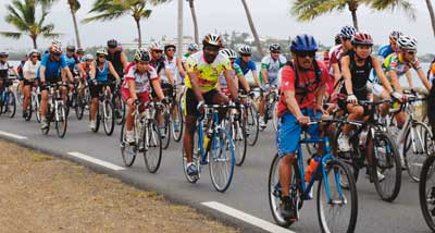 Un peloton impressionnant a sillonné les routes de Nouméa au Mont-Dore, hier matin, tandis que les enfants participaient à des activités ludiques sur l'Anse-Vata…  Le tout sous les yeux des deux parrains de la manifestation : Marion Rousse et Tony Gallopi