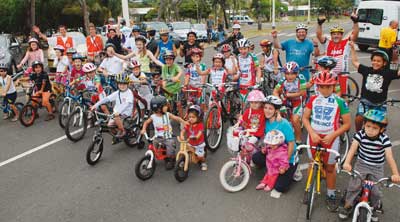 Un peloton impressionnant a sillonné les routes de Nouméa au Mont-Dore, hier matin, tandis que les enfants participaient à des activités ludiques sur l'Anse-Vata…  Le tout sous les yeux des deux parrains de la manifestation : Marion Rousse et Tony Gallopi