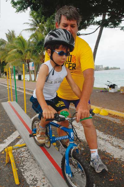 Un peloton impressionnant a sillonné les routes de Nouméa au Mont-Dore, hier matin, tandis que les enfants participaient à des activités ludiques sur l'Anse-Vata…  Le tout sous les yeux des deux parrains de la manifestation : Marion Rousse et Tony Gallopi