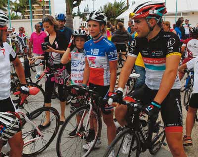 Un peloton impressionnant a sillonné les routes de Nouméa au Mont-Dore, hier matin, tandis que les enfants participaient à des activités ludiques sur l'Anse-Vata…  Le tout sous les yeux des deux parrains de la manifestation : Marion Rousse et Tony Gallopi