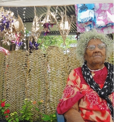 Tout est bon dans le cocoLes associations ont participé nombreuses à la fête : on y trouvait aussi bien des stands d'artisanat et d'horticulture que de restauration. Les stands étaient décorés avec des fleurs et des feuilles  de cocotiers booulenu pour pl