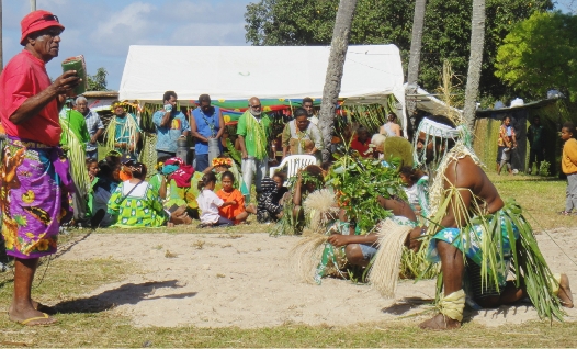 Rêve de grand-mèreLe représentant de la troupe a expliqué, dans sa coutume, que la danse réalisée par les garçons de Héo a été rêvée par une grand-mère de la tribu.