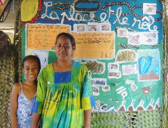 Les enfants ont bien travailléEliette Saiwaga, représentante de la direction de l'enseignement, présente le travail des enfants de l'école de Saint-Joseph sur le waleï, expliquant sa provenance, son rôle, son mode de culture et les différentes manières de