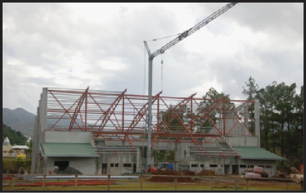 La nouvelle salle omnisports sera un outil majeur pour les 520 scolaires et les 400 licenciés de clubs de la commune. En médaillon : la médiathèque, qui sera bientôt inaugurée.