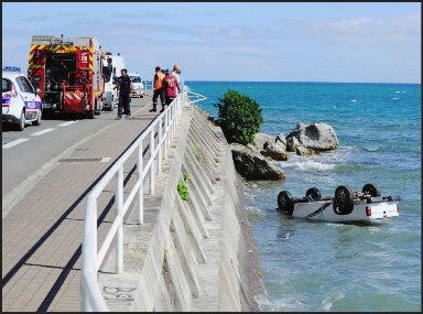 A Nouméa (à gauche), le chauffard qui a tué une marcheuse de 51 ans a tenté de prendre la fuite avant d'être interpellé par la police. Il devrait être présenté aujourd'hui ou demain au parquet.  A la sortie de Kaala-Gomen hier matin (à droite), c'est un j