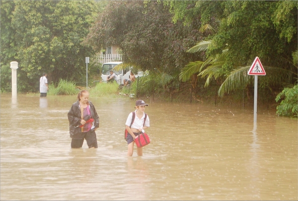 En mars, une forte averse avait bloqué la route plusieurs heures. Il faut dire que toute l'eau de pluie du bassin-versant finit dans ce tuyau (en médaillon).