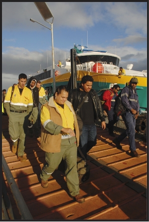 Construit par les chantiers Austal à Perth en Australie, le catamaran Vale Grand Sud a déjà accueilli à son bord plus de 17 000 passagers, depuis sa mise en route. Des cadres, des ouvriers, des sous-traitants… 