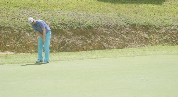 L'Australien Henry Epstein a claqué un beau 63, record du parcours de Tina. Il a pris la tête du tournoi chez les professionnels.