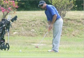 L'amateur Jean-Max Ho est à moins 4 et à 9 coups du leader.