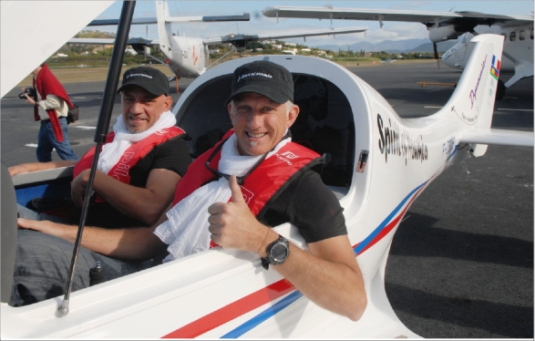 C'est devant une centaine de personnes venues les saluer que les deux pilotes du Spirit of Nouméa se sont envolés samedi, direction le Bourget.