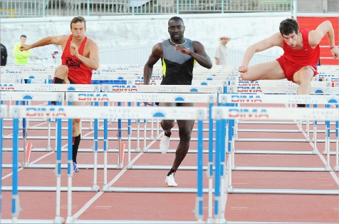 HaiesAu centre, Ladji Doucouré, champion du monde du  110 mètres haies et trois JO au compteur. Mais avec un modeste 15''16 réalisé samedi, il a laissé la victoire au jeune nord-irlandais Ben Reynolds (à droite). À la droite de Doucouré, Brent Newdick, do