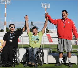 Handisport En entame de journée, Pierre Fairbank (au centre) a pris part à sa première sortie depuis les Jeux paralympiques du mois dernier. L'homme s'est imposé sur le 100 mètres fauteuil devant son compatriote Nicolas Brignone (à gauche).