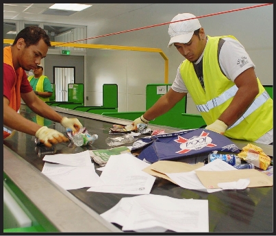 Les parents d'élèves invités hier ont découvert la partie triée à la main par les agents, le chemin suivi par les déchets et les balles compressées qui sont exportées en Australie.