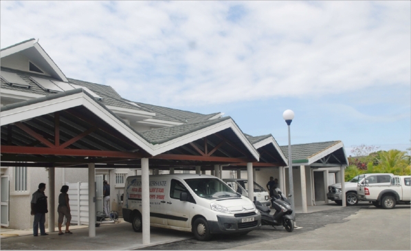 Les sept appartements ont été reconstruits à l'identique. Les trois derniers devraient être livrés sous deux semaines. En médaillon, l'état des lieux après l'incendie.