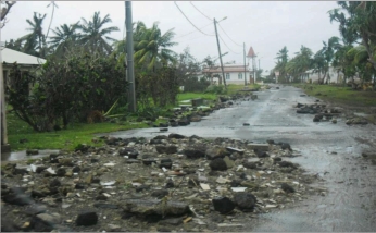 A Liku (district de Hahake), les routes ont été détruites, la mer ayant charrié d'énormes tas de gravats.