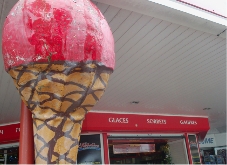 La glace mousse au chocolat se vend le plus, loin devant la fraise.