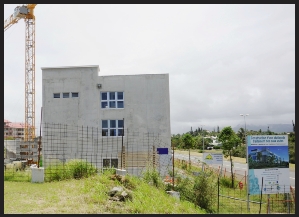 La Calédonienne des Eaux réalise actuellement deux stations d'épuration à Nouméa (Magenta, à gauche, et quai Ferry, à droite).